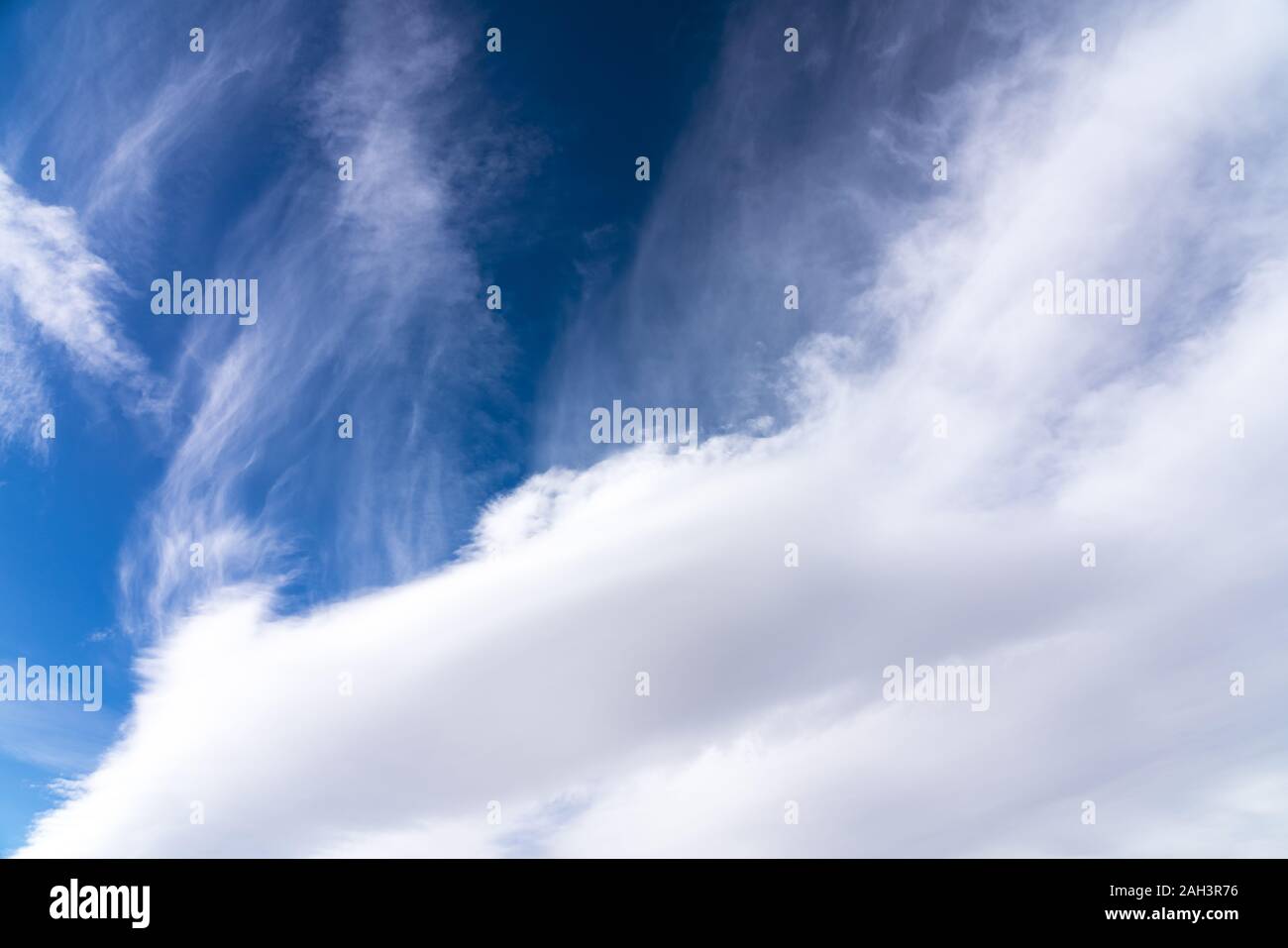 Schöne flauschige Wolken im blauen Himmel Stockfoto