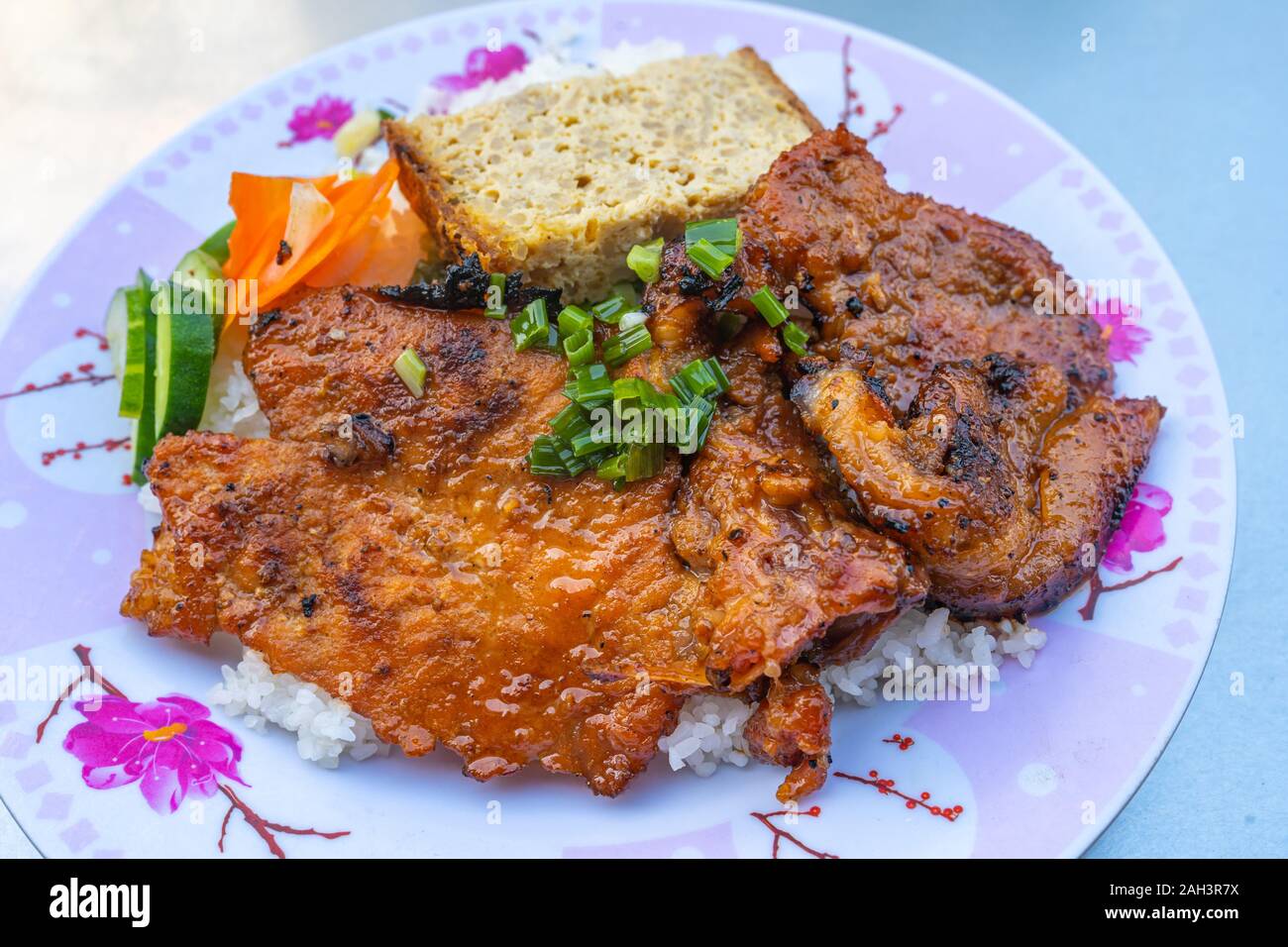 Schweinefleisch vom Grill Reis - berühmte vietnamesische traditionelles Essen hacken Stockfoto