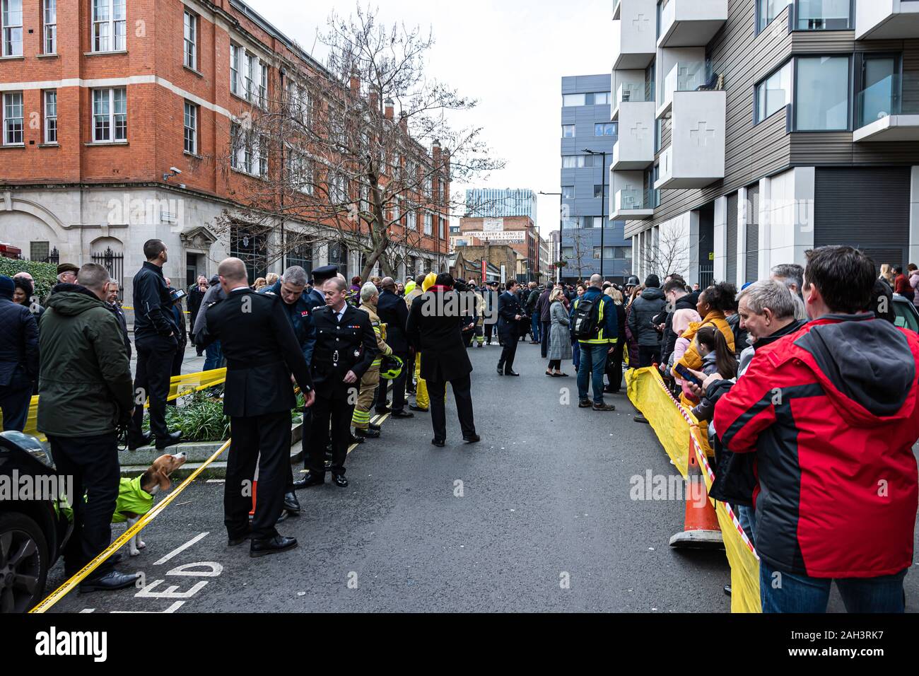 Schutz der Ehre für ausgehende Kommissar bei der Londoner Feuerwehr, Dany Baumwolle QFSM. Feuerwehrleute aus ganz Deutschland, der Schweiz, Deutschland und Amerika nahmen an der Veranstaltung teil Futter Union Street, wie die Kommissarin ihr Weg aus der Feuerwehr Hauptquartier gemacht. Stockfoto