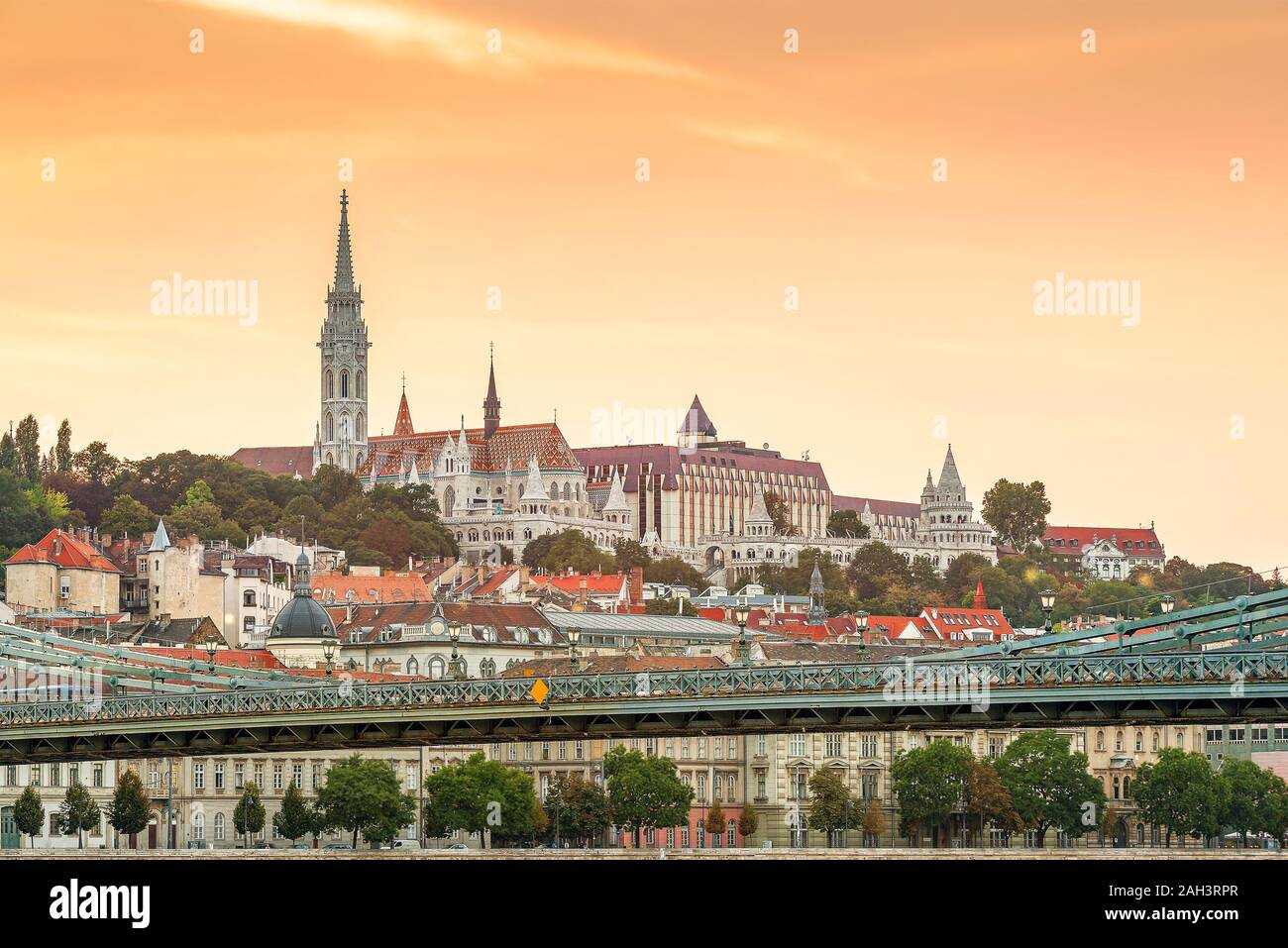 Panoramablick vice über der Budaer Seite von Budapest, Ungarn. Ein Teil der Széchenyi Kettenbrücke, Turm und Dach der Matthias Kirche und Fishermasn enthalten b Stockfoto