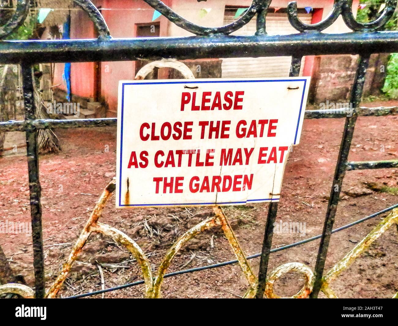 Agonda, Indien - 13. Oktober 2013: Ein Schild an einem Tor zeigt den Besuchern an, es als Schutz vor Kühen zu schließen, wie es in Agonda, Canacona, South Goa, Indien zu sehen ist. Stockfoto