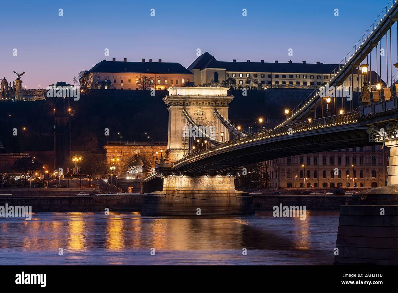 Erstaunliche Foto über Széchenyi Kettenbrücke mit Donau und Sandor Palace. Splendid purple Sunset leuchtet. Die Sandor Palace ist der ungarische Prim. Stockfoto