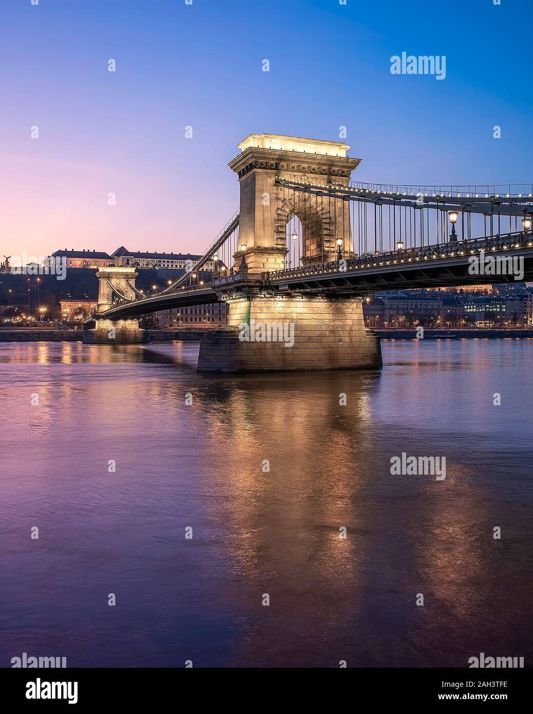 Erstaunliche Foto über Széchenyi Kettenbrücke über die Donau. Splendid purple Sunset leuchtet. Budapest, Ungarn. Stockfoto