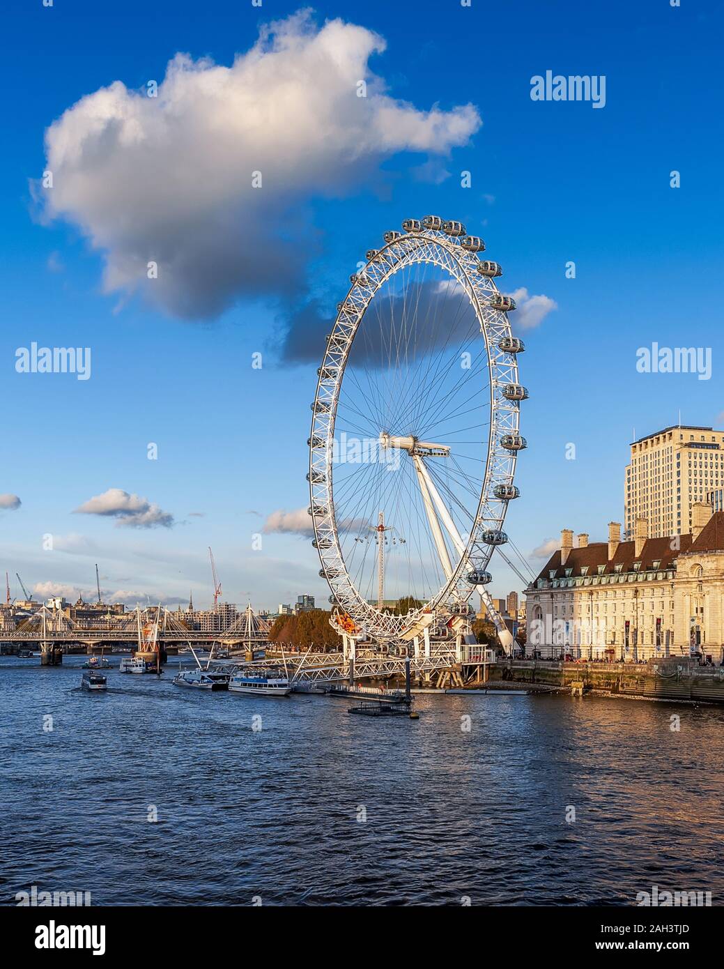 Er London Eye mit Spirale Handlauf. Fantastische Aussicht, bunten Herbst Bäume und der blaue Himmel mit Wolken. Stockfoto