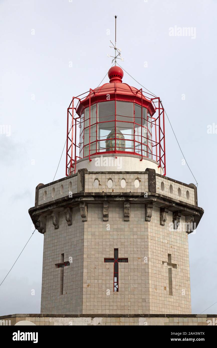 Der Leuchtturm Farol Ponta do Arnel, in der Nähe von Nordeste, auf der Insel San Miguel auf den Azoren. Stockfoto