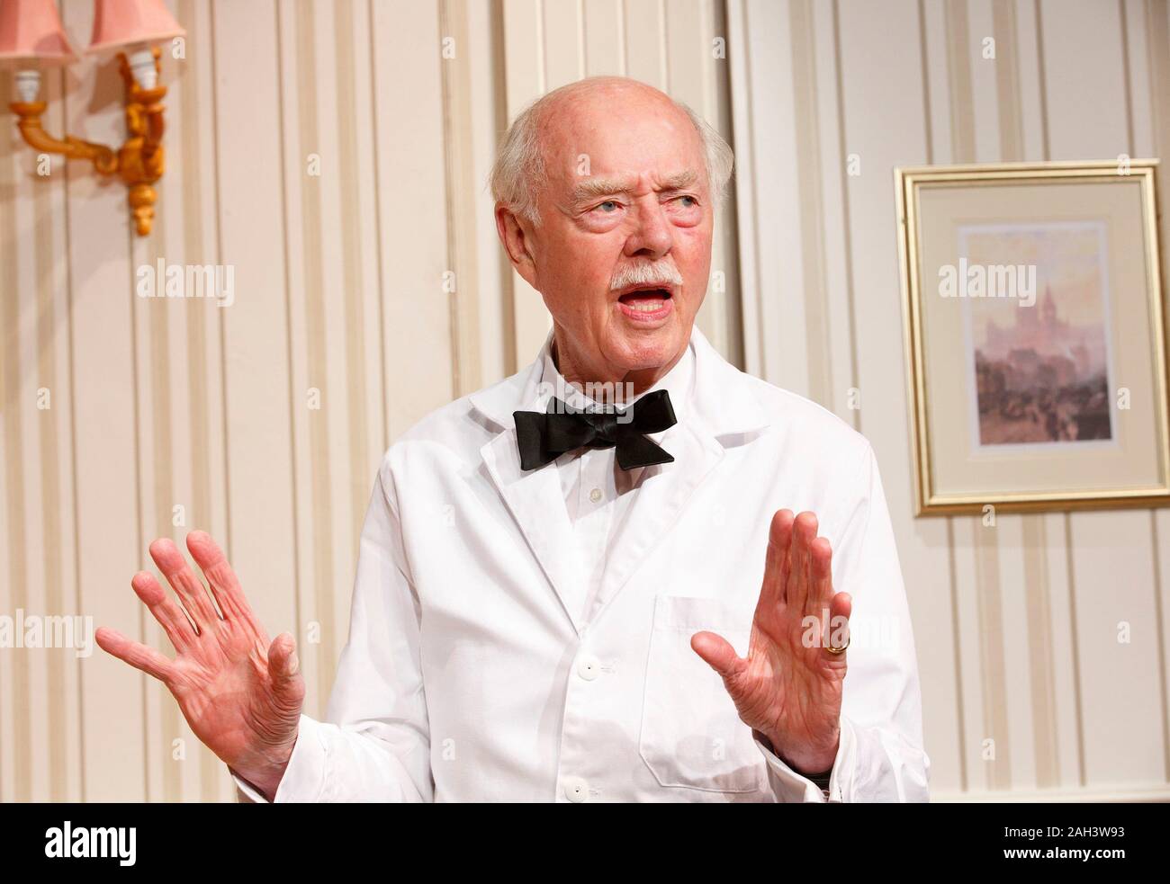 Ray Cooney, OBE in London Thema 1932, Dramatiker, Dramaturg und Schauspieler in die Rolle der Kellner in seiner Komödie ZWEI IN EINS an der Menier Chocolate Factory, London im Jahr 2014 fotografierte geboren Stockfoto
