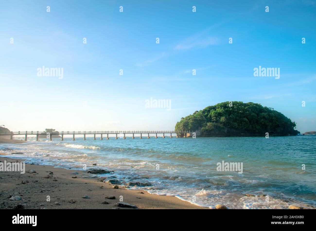 Morgen Blick auf hanoman Island, in Balekambang Strand, Malang, Ostjava, Indonesien. Isle Stockfoto