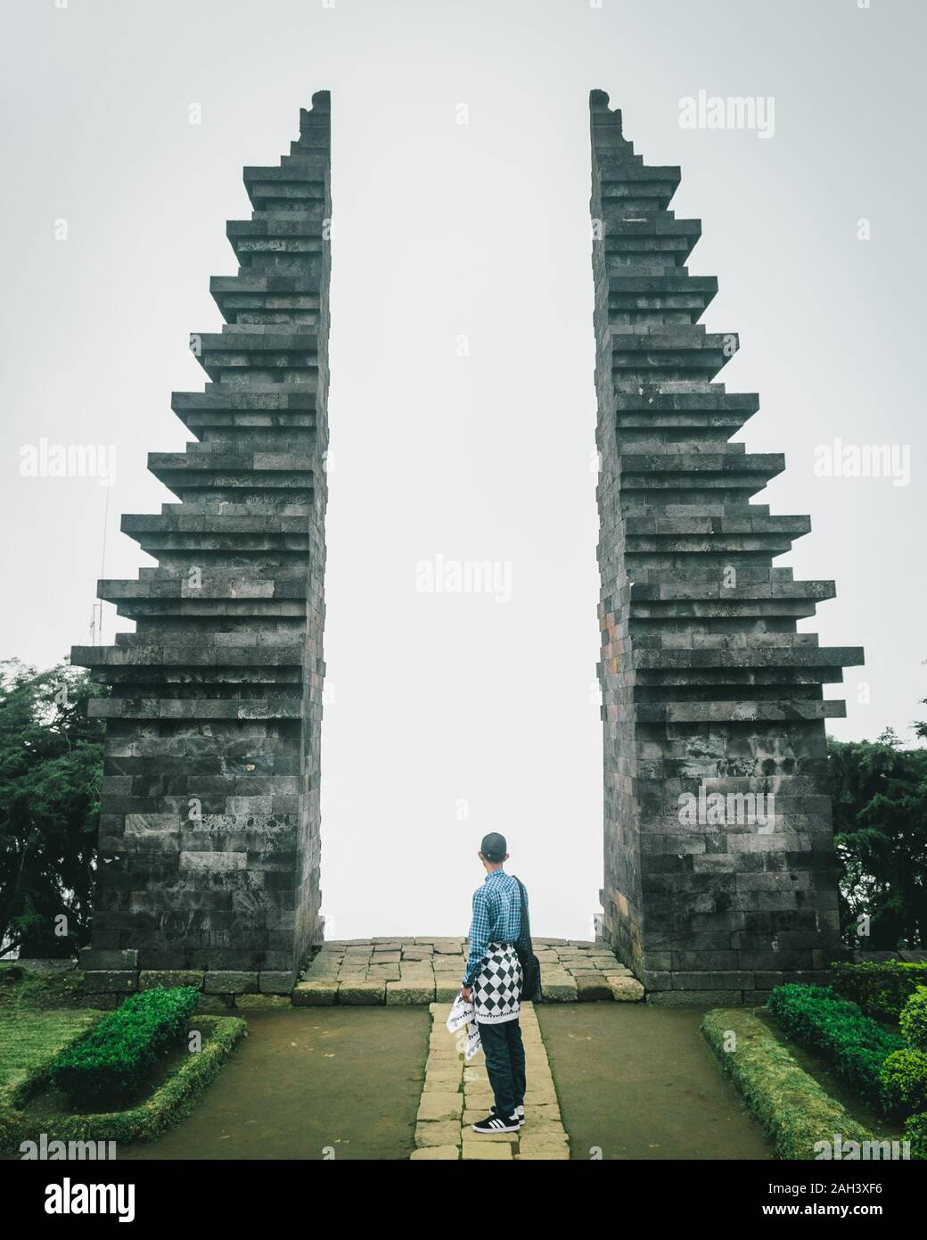 Ein Mann stand vor der Tür des Cetho Tempel, an Karanganyar, Zentraljava, Indonesien Stockfoto
