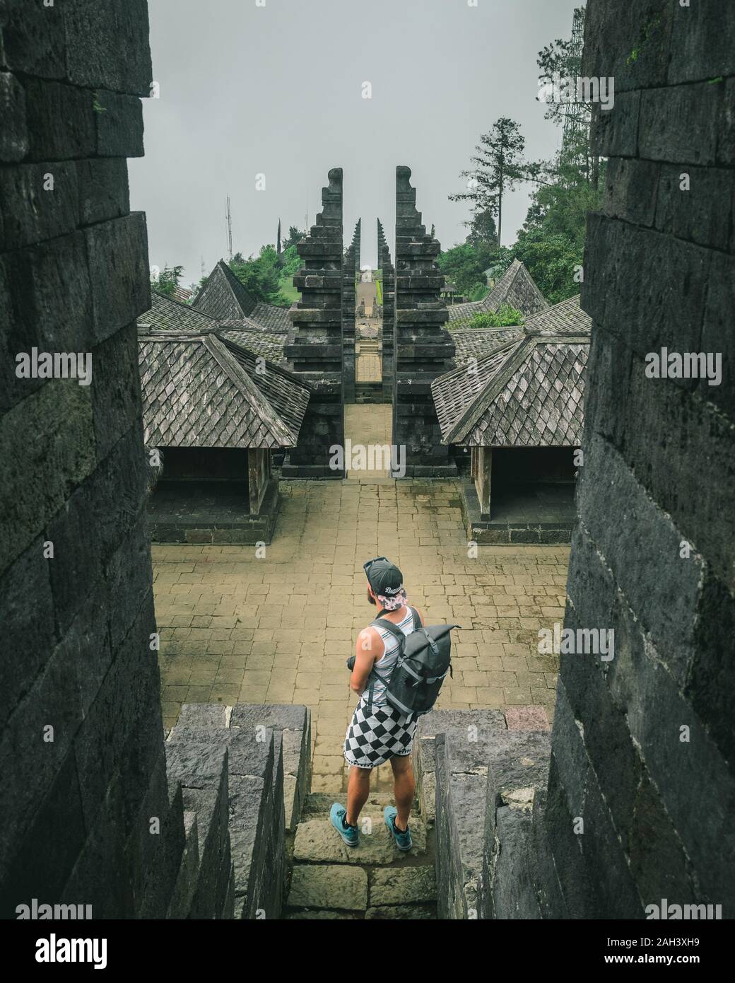 Rückansicht der Mann stand bei Cetho Tempel, Karanganyar, Zentraljava, Indonesien Stockfoto
