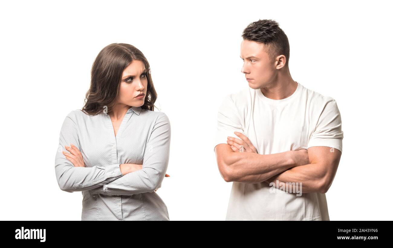 Portrait von umgekippt unglücklich Paar hält die Arme verschränkt und suchen einander auf weißem Hintergrund. negative Emotionen, Familie psychologie Konzept Stockfoto