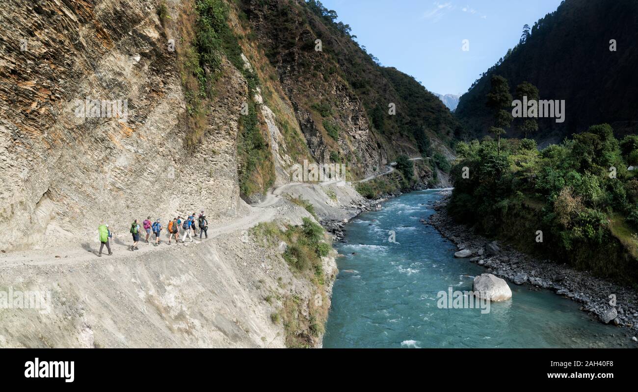 Wandern Gruppe bei Phedi, Dhaulagiri Circuit Trekking, Himalaya, Nepal Stockfoto