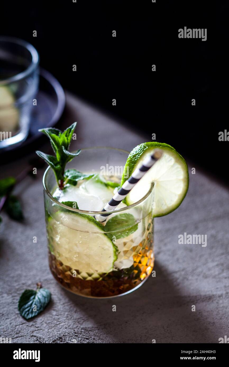 Mojito mit braunem Zucker, Limette und Minze Stockfoto