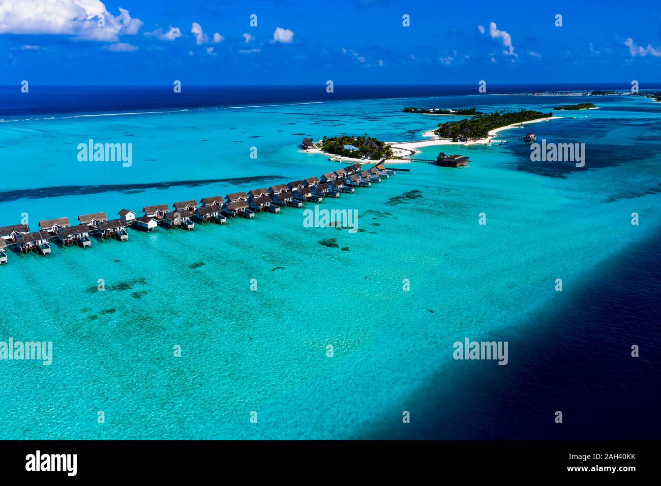 Malediven, Süd Male Atoll Kaafu Atoll, Luftaufnahme von Bungalows am Meer Stockfoto