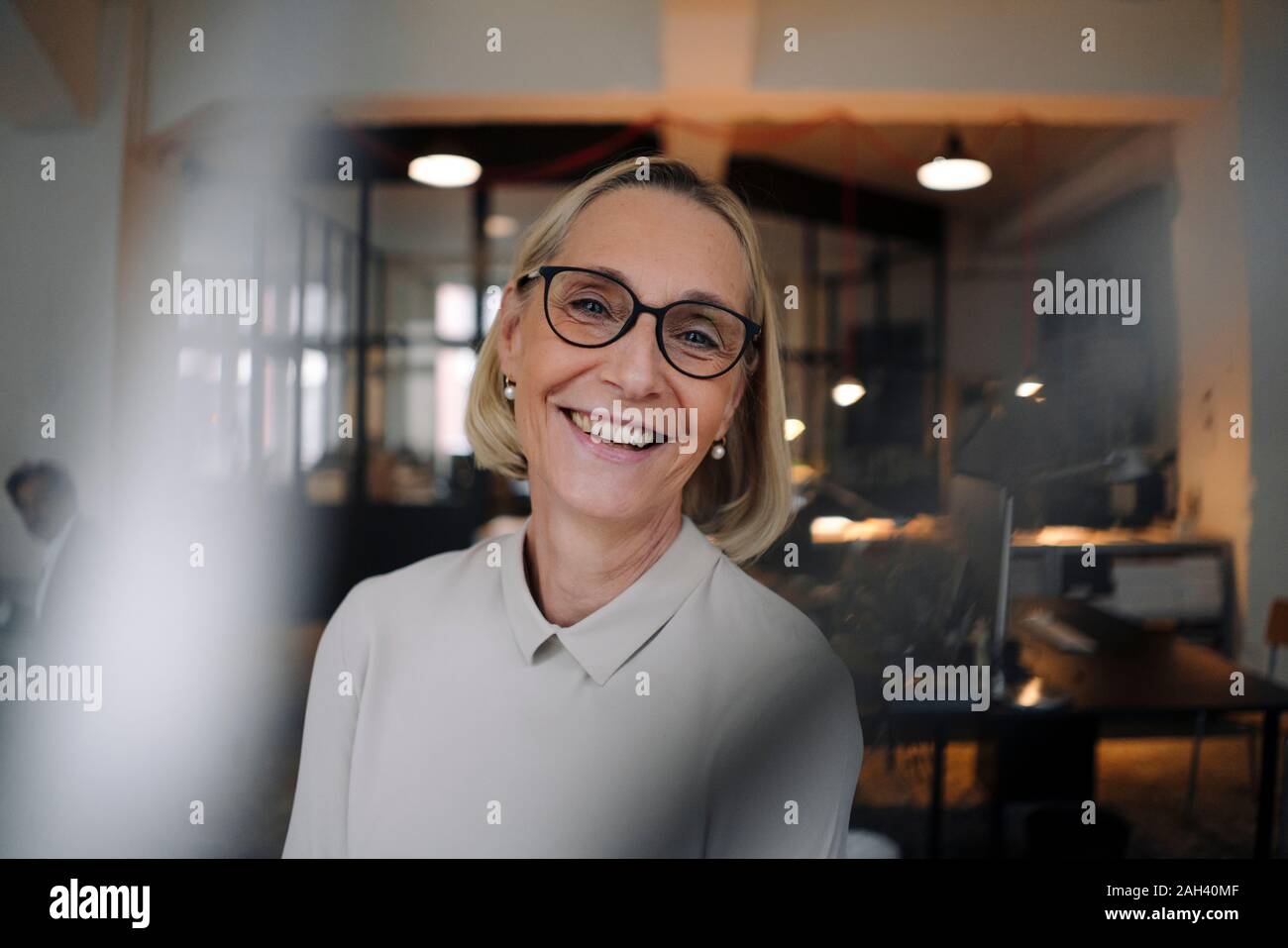 Portrait von Happy reife Geschäftsfrau im Büro Stockfoto