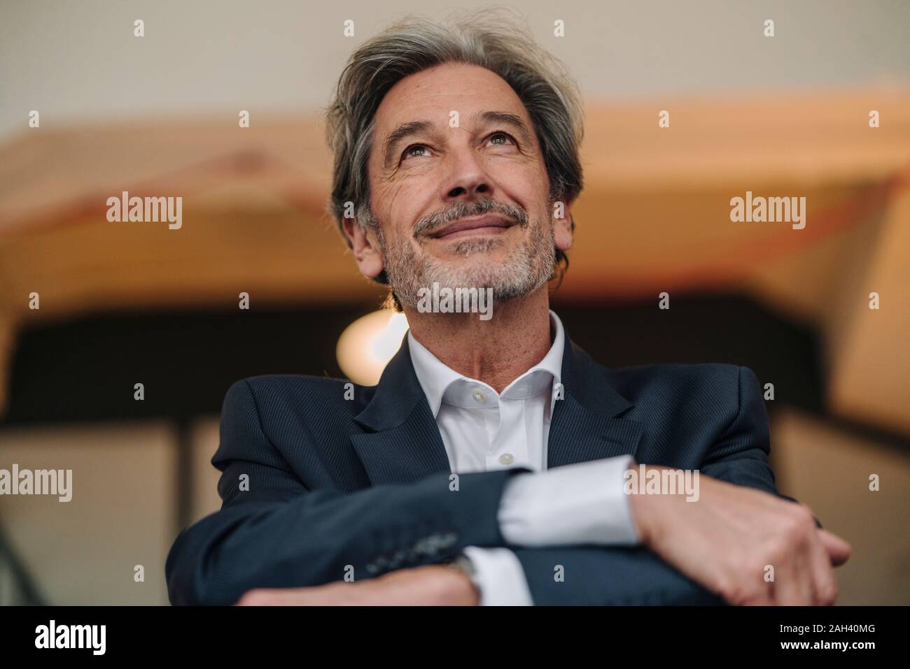 Portrait von zuversichtlich älterer Geschäftsmann im Büro Stockfoto