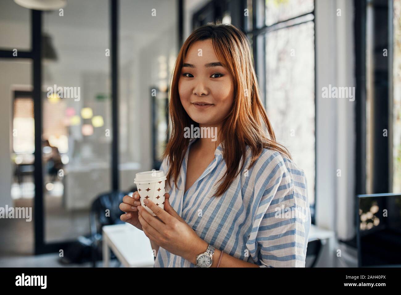 Portrait der Unternehmerin in einer Kaffeepause im Büro Stockfoto