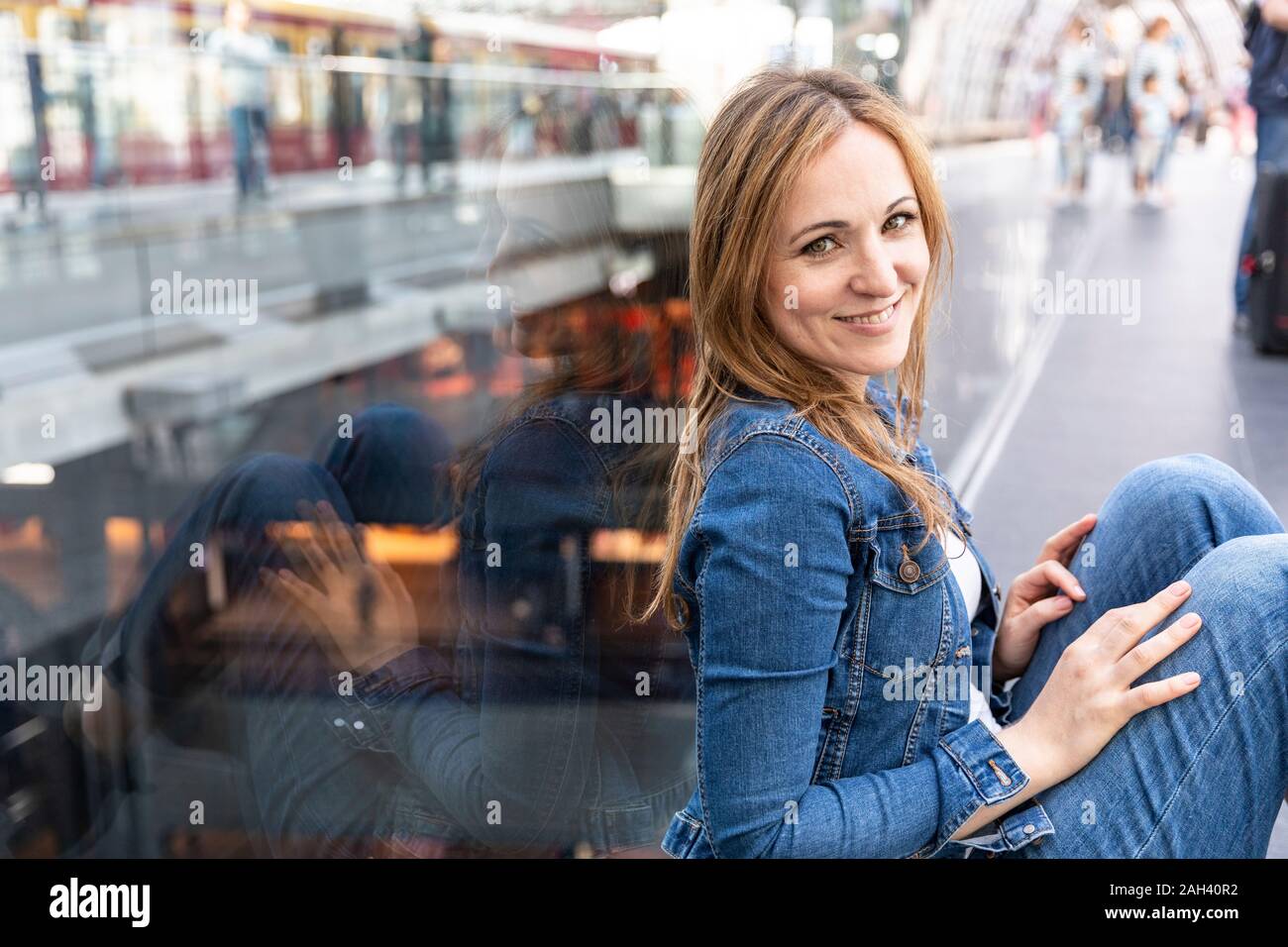 Portrait von lächelnden Frau am Bahnhof, Berlin, Deutschland Stockfoto