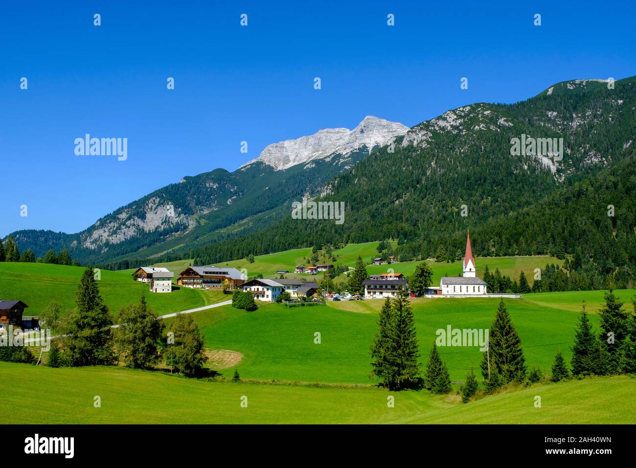 Österreich, Tirol, Steinberg am Rofan, auf dem Land Village mit Guffert im Hintergrund Stockfoto