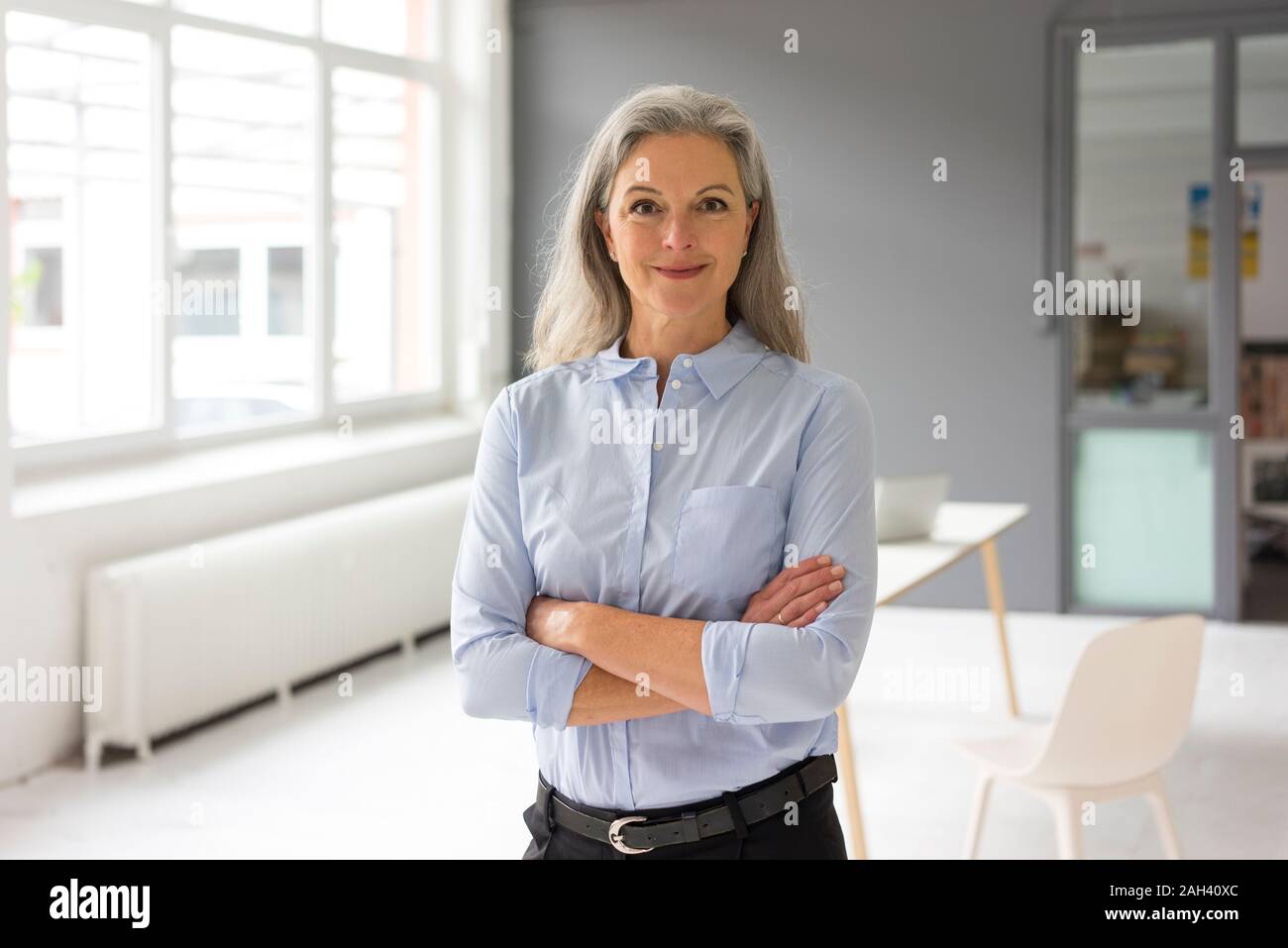 Porträt von zuversichtlich Reife Geschäftsfrau im Büro Stockfoto