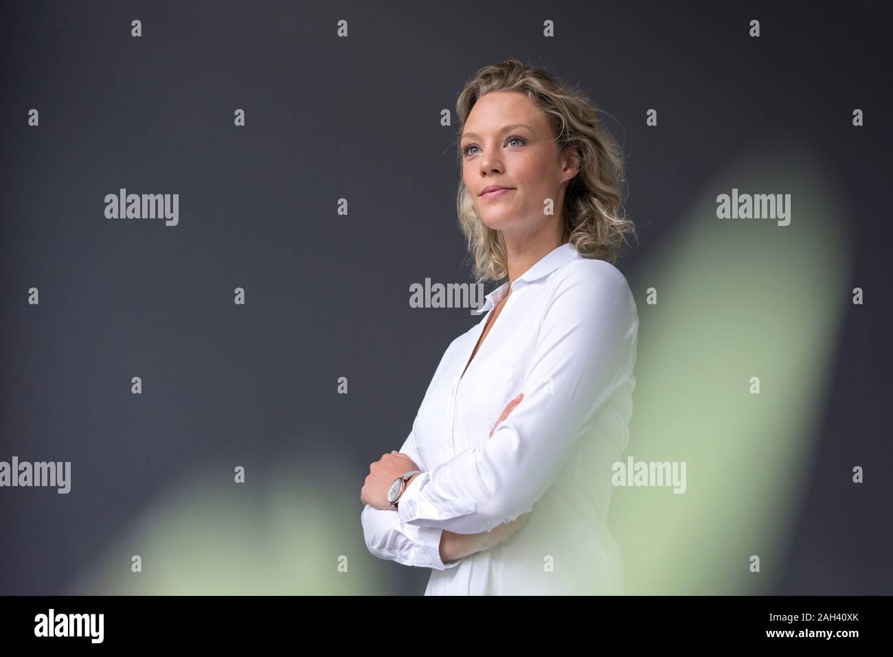 Junge Geschäftsfrau, tragen weiße Hemd seitlich auf der Suche Stockfoto
