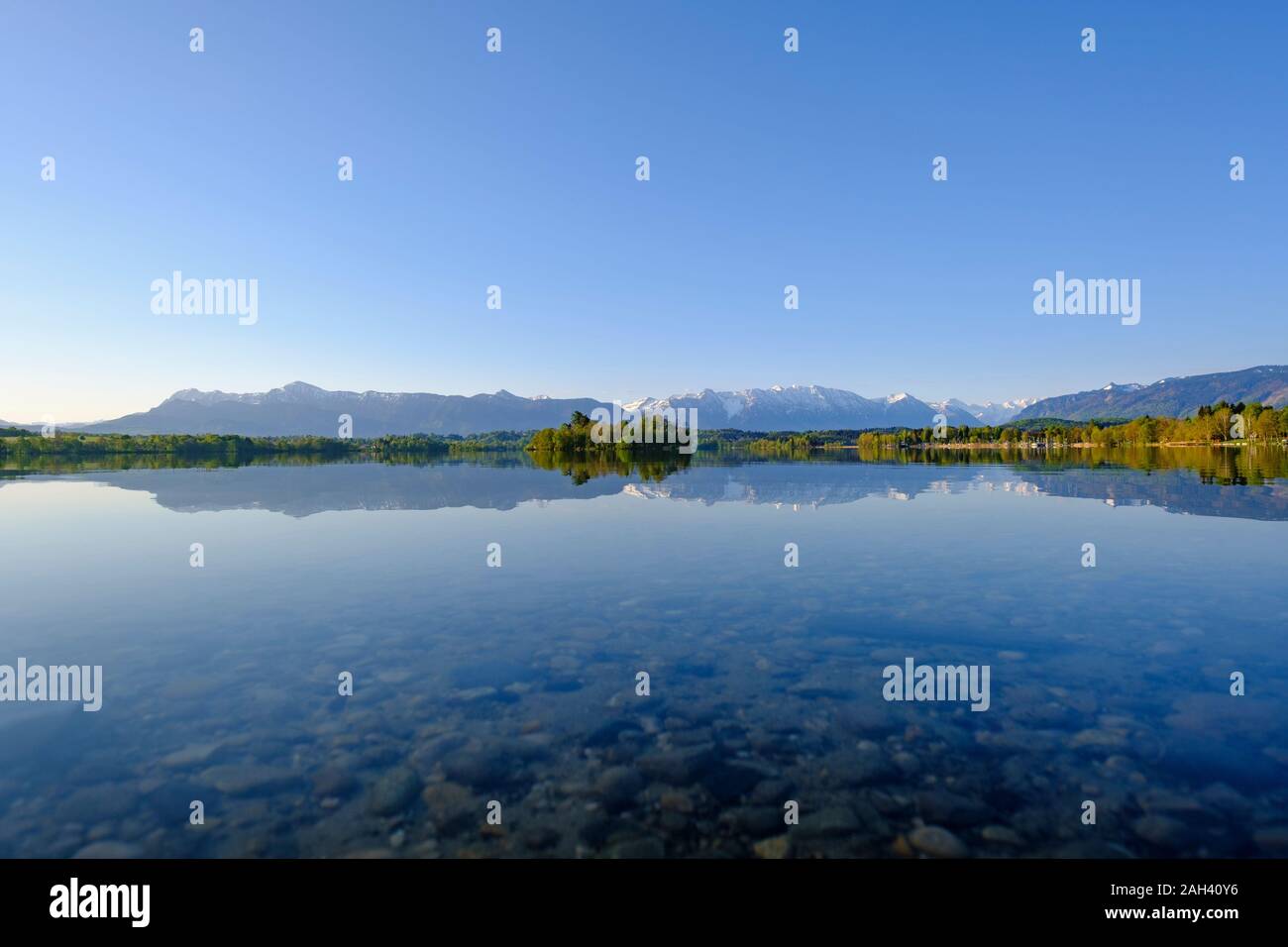 Deutschland, Bayern, Uffing am Staffelsee, malerischen Blick auf Staffelsee auf klaren Himmel und die umliegenden Berge Stockfoto