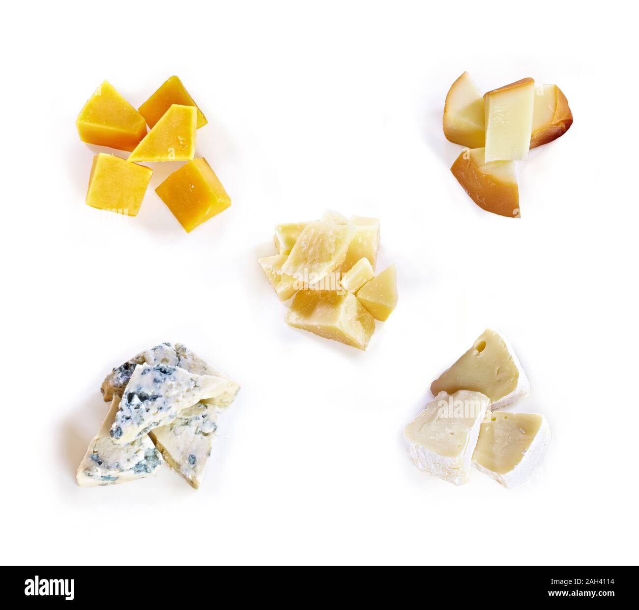 Verschiedene Käsesorten mit Honig, Trauben, Nüssen auf weißem Hintergrund. Draufsicht. Blauschimmelkäse, Cheddar, Parmesan, maasdam und Brie-Käse-Scheiben Stockfoto