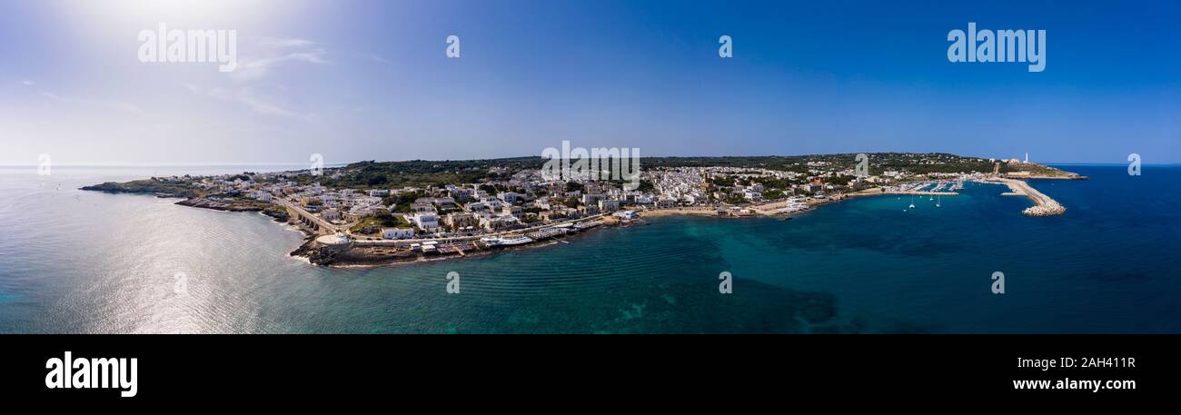 Italien, Apulien, Halbinsel Salento, Lecce Provinz, Luftaufnahme von Santa Maria di Leuca mit Hafen Stockfoto