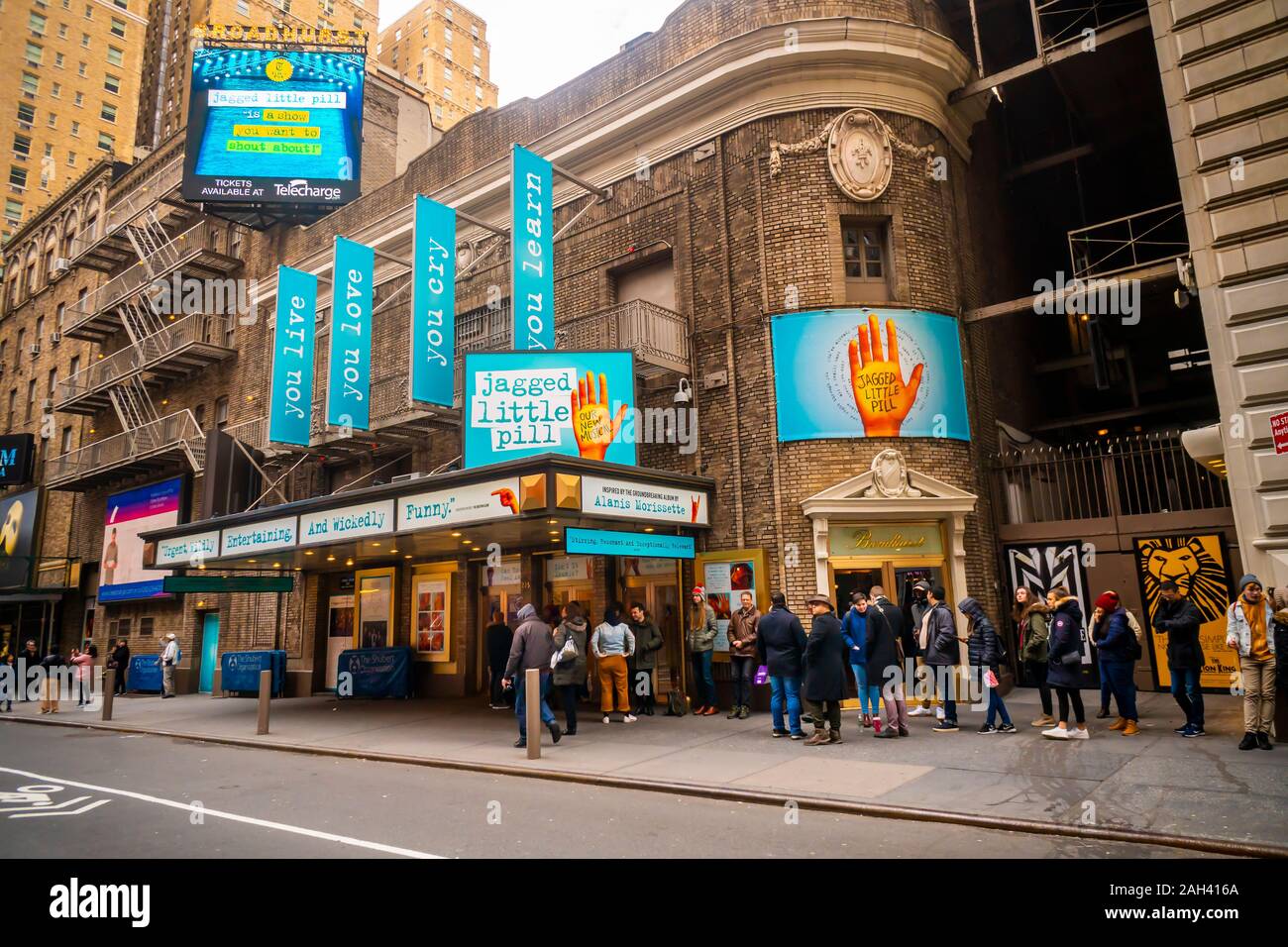 Theaterbesucher steigen auf dem Broadhurst Theatre in New York Karten für eine Aufführung am Sonntag, Dezember 15, 2019 Der musikalischen "Jagged Little Pill" auf der Musik von Alanis Morissette aus Ihrem 1995 Album. (© Richard B. Levine) Stockfoto