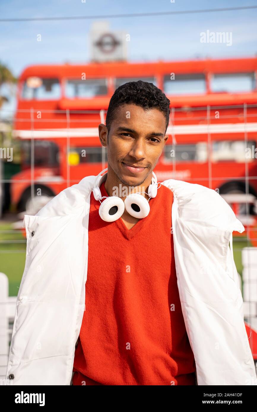 Portrait von stilvollen junger Mann mit Kopfhörern im Freien Stockfoto