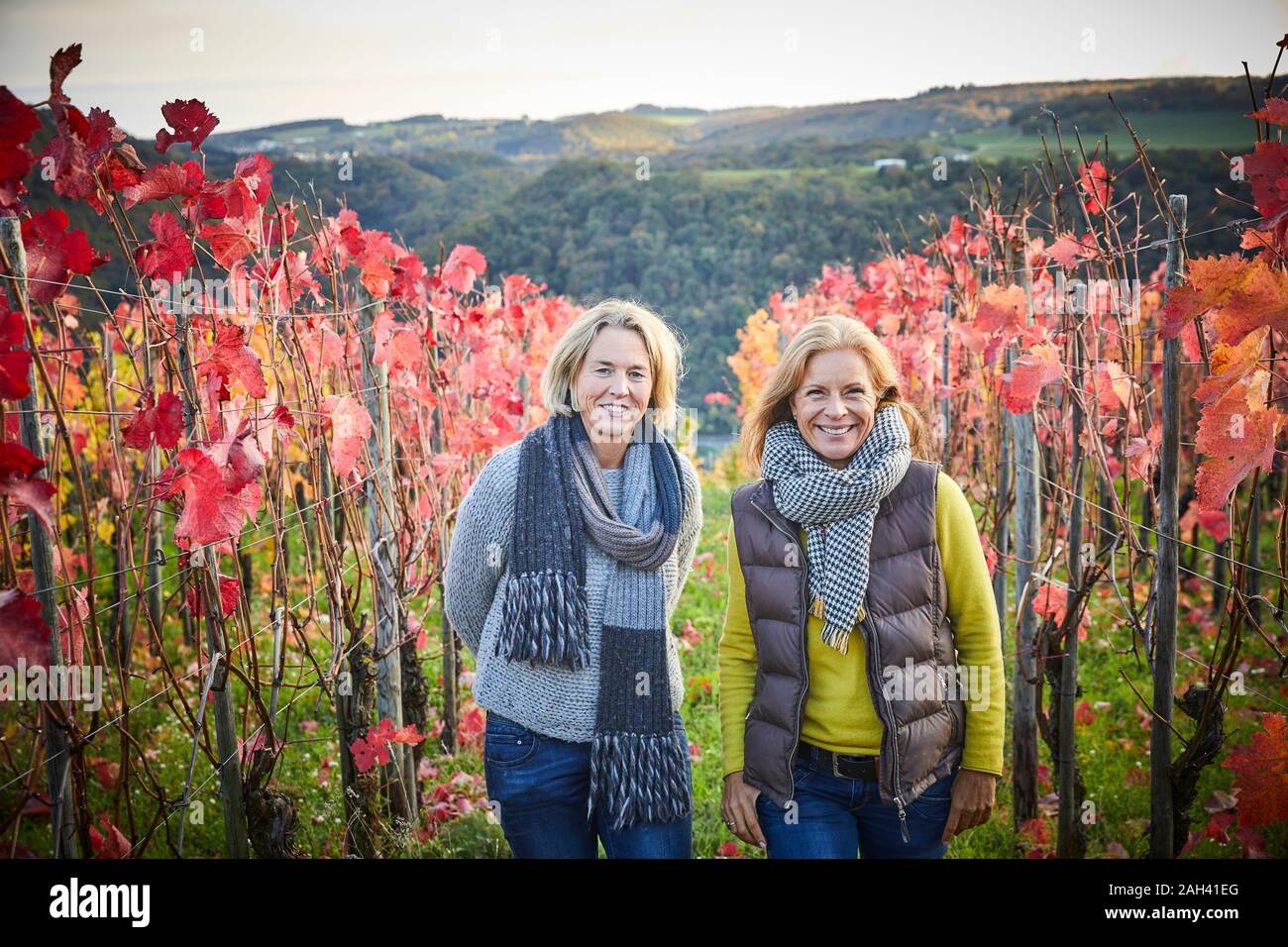 Porträt von zwei reife Frau in einem Weinberg Stockfoto