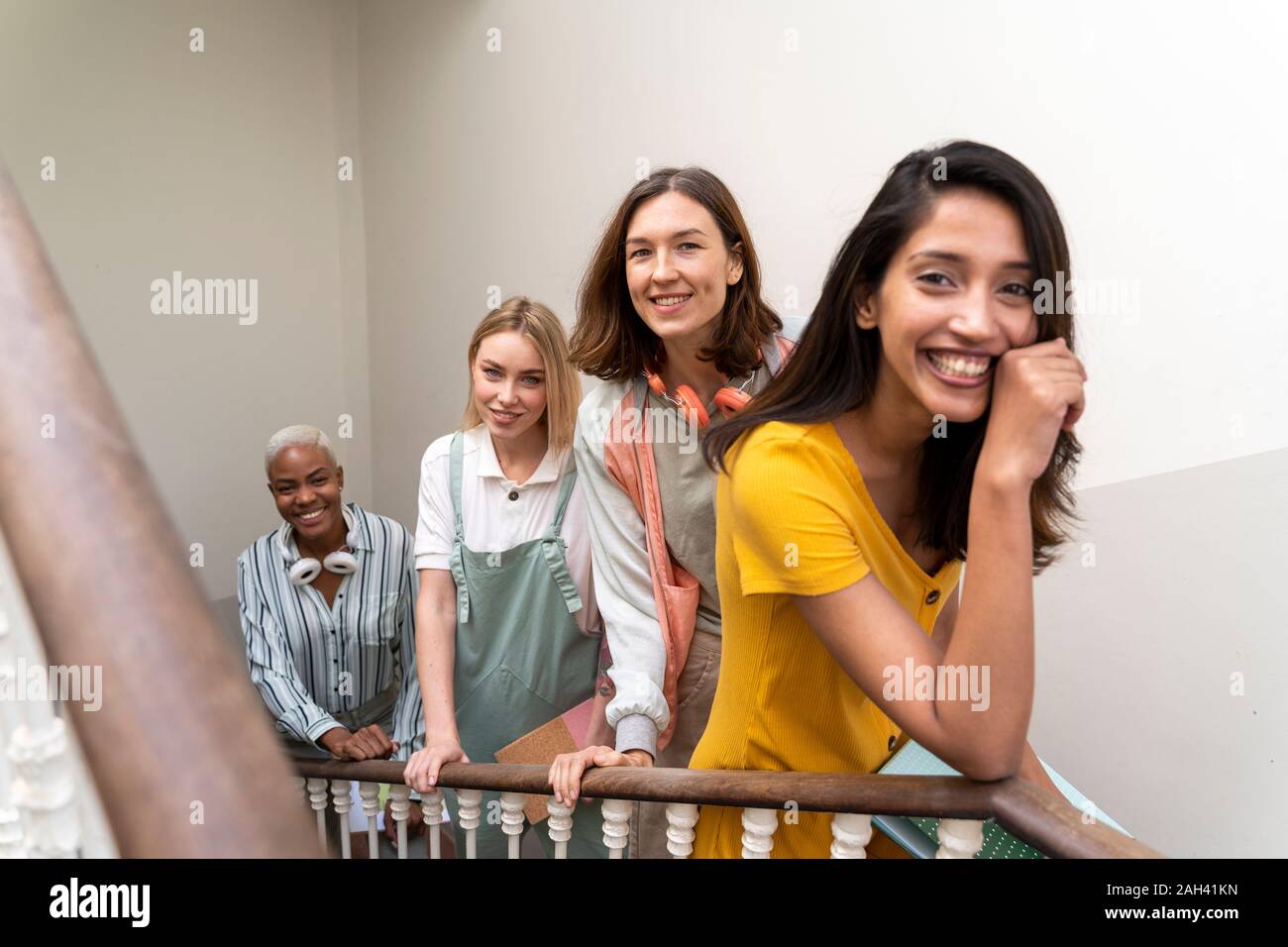 Portrait von vier glückliche Frauen im Treppenhaus Stockfoto