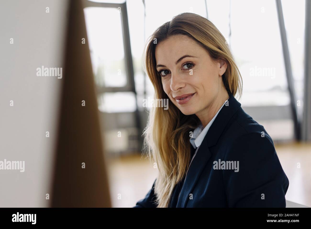 Porträt eines lächelnden jungen Geschäftsfrau im Büro Stockfoto