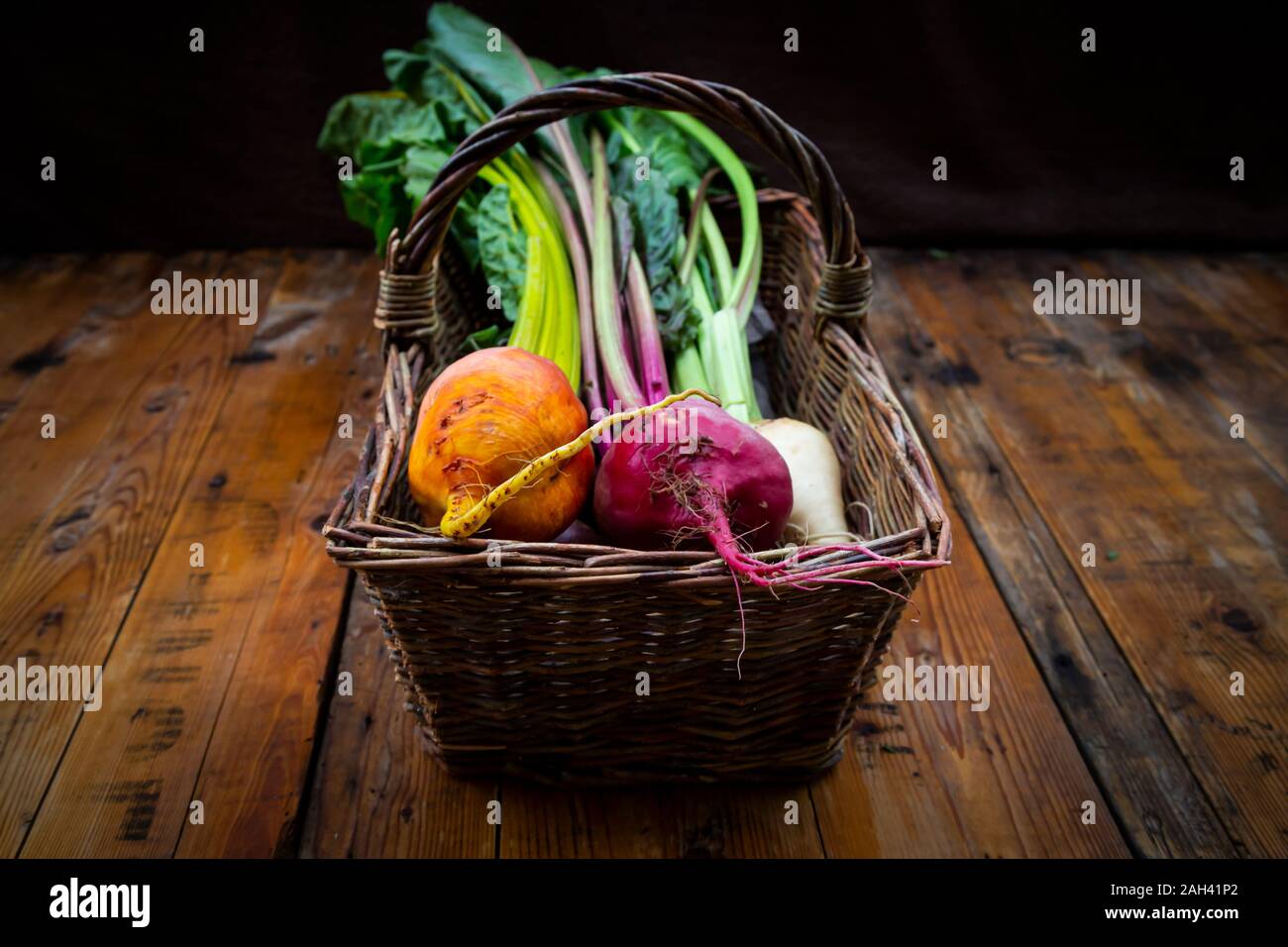 Sortierte Rüben im Korb Stockfoto