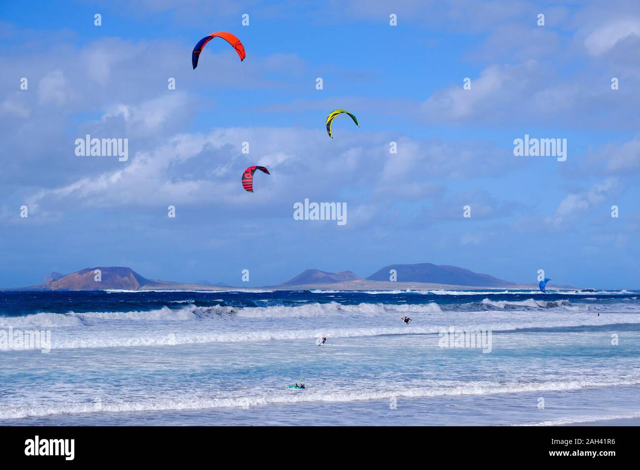 Spanien, Kanarische Inseln, Caleta de Famara, Kiter Surfen in der Nähe der Küste Stockfoto