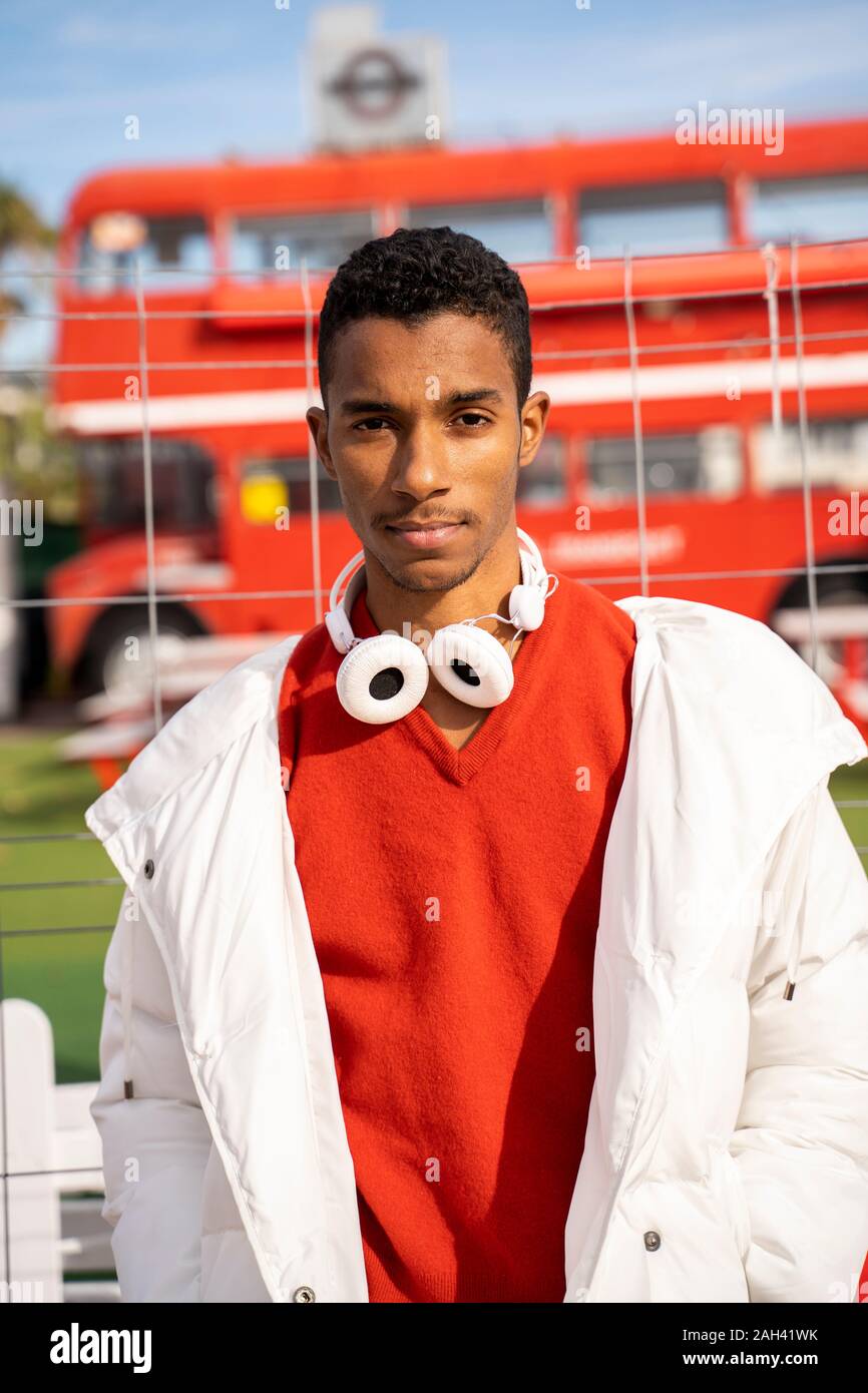 Portrait von stilvollen junger Mann mit Kopfhörern im Freien Stockfoto