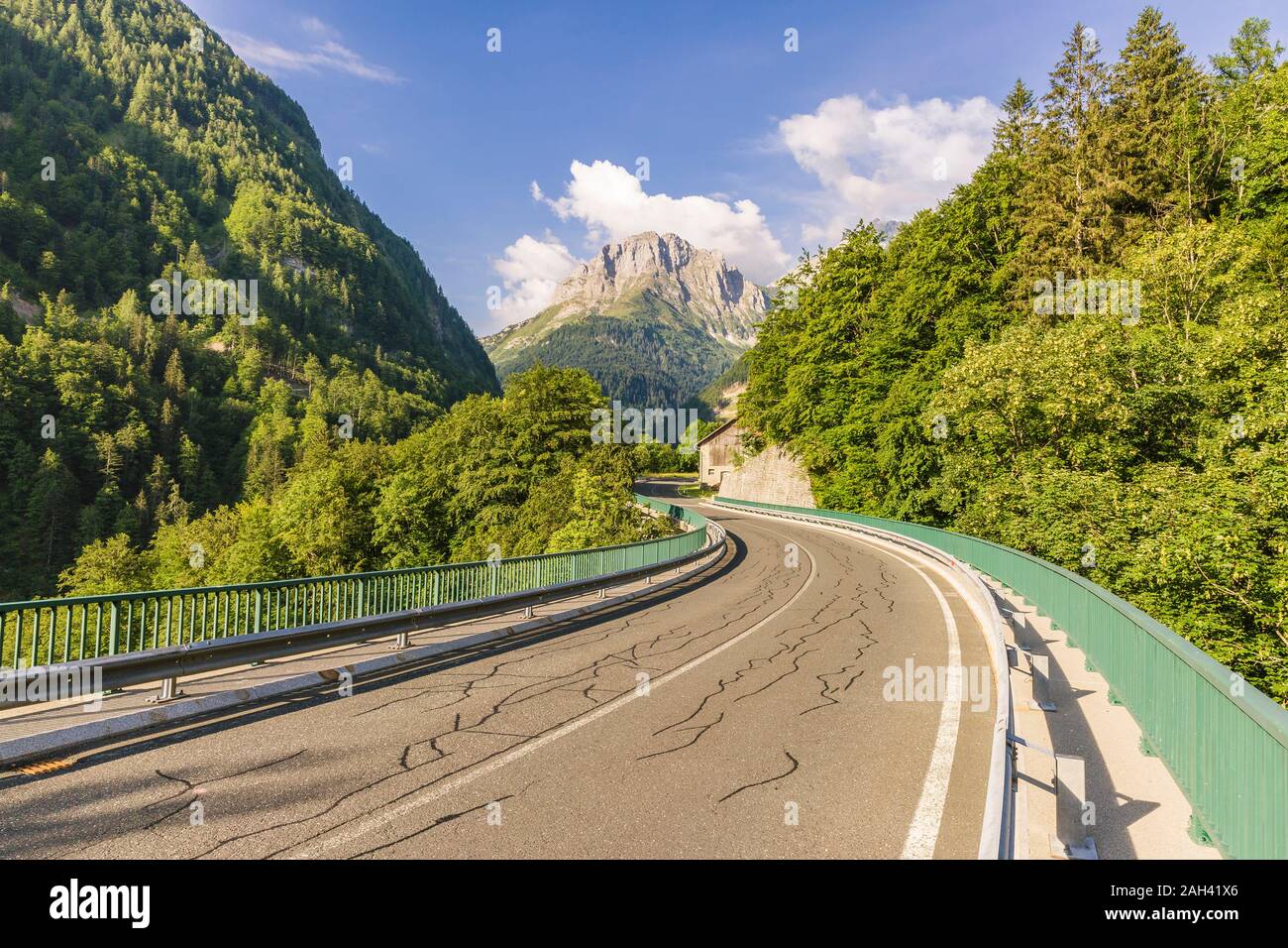 Österreich, Kärnten, Leere Autobahn über Plocken Pass im Sommer Stockfoto