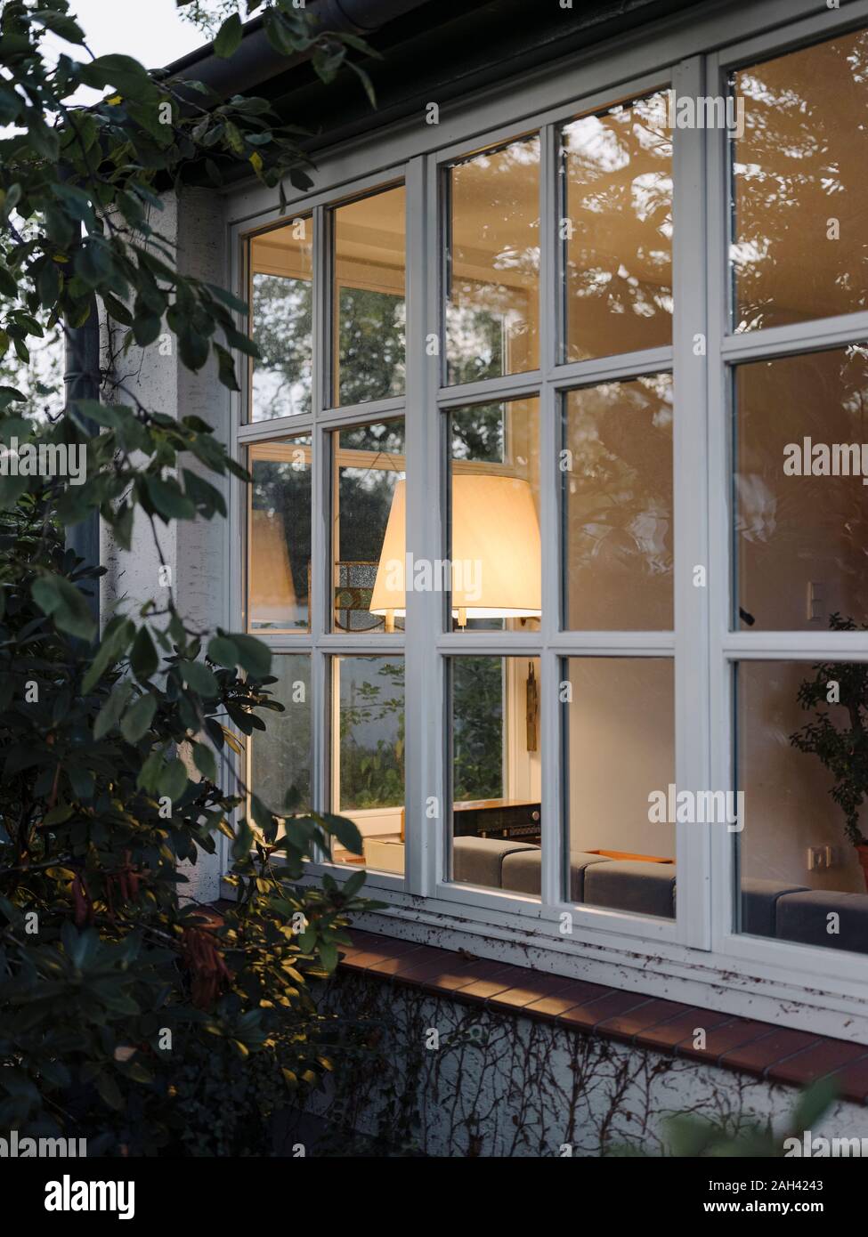 Blick in den beleuchteten Wohn- Wintergarten Stockfoto