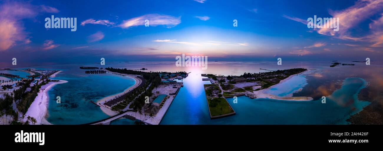 Malediven, Süd Male Atoll, Malediven Olhuveli Lagune mit Beach Bungalows bei Sonnenuntergang Stockfoto