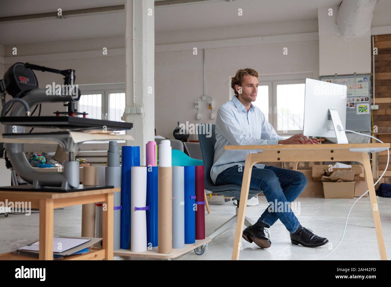 Junge Unternehmer Arbeiten am Schreibtisch, Computer Stockfoto