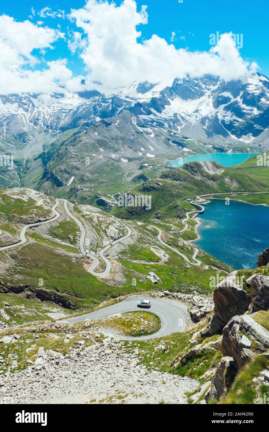 Italien, Piemont, hohen Betrachtungswinkel von langen gewundenen Straße im Nationalpark Gran Paradiso Stockfoto