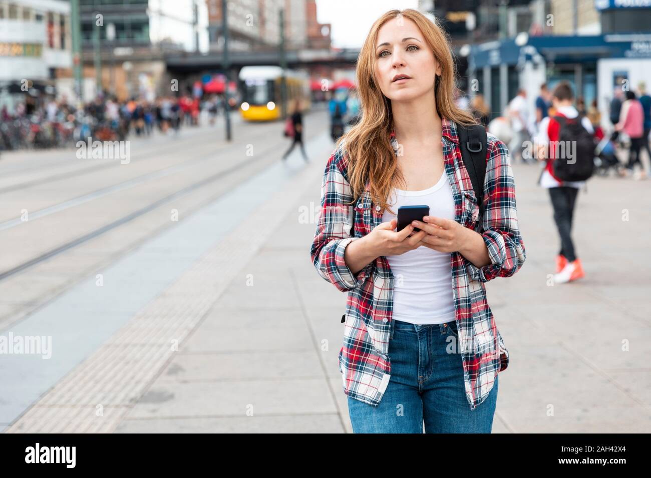 Frau mit Smartphone in der Stadt, Berlin, Deutschland Stockfoto