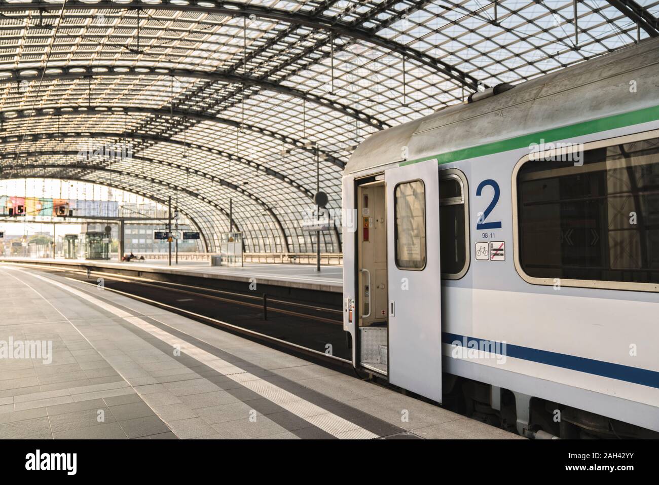Zug an der Plattform an der Central Station, Berlin, Deutschland Stockfoto