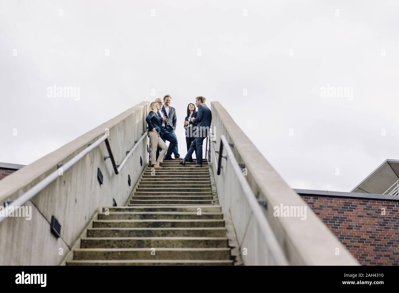 Geschäftsleuten stehen auf äußere Treppe Stockfoto