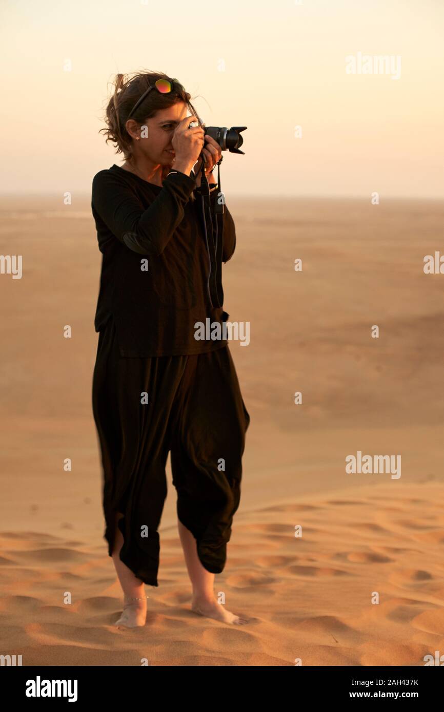 Frau ein Bild in der Wüste, Dune 7, Walvis Bay, Namibia Stockfoto