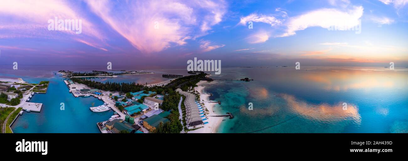 Malediven, Süd Male Atoll, Malediven Olhuveli Lagune mit Beach Bungalows bei Sonnenuntergang Stockfoto