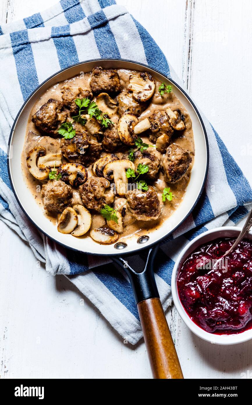 Pfanne mit schwedischen kottbullar Fleischbällchen in mushroom Gravy und Schüssel Kartoffelpüree Preiselbeeren Stockfoto