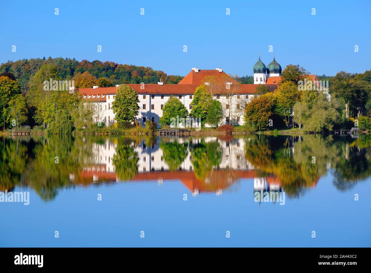 Deutschland, Bayern, Seeon-Seebruck, Kloster Seeon reflektieren, glänzenden Klostersee Stockfoto