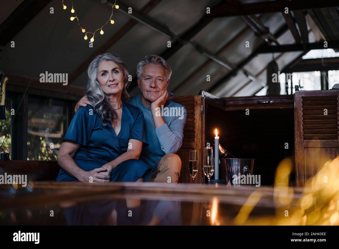 Portrait von Senior Paar mit einem Candle-Light-Dinner auf einem Schiff im Bootshaus Stockfoto