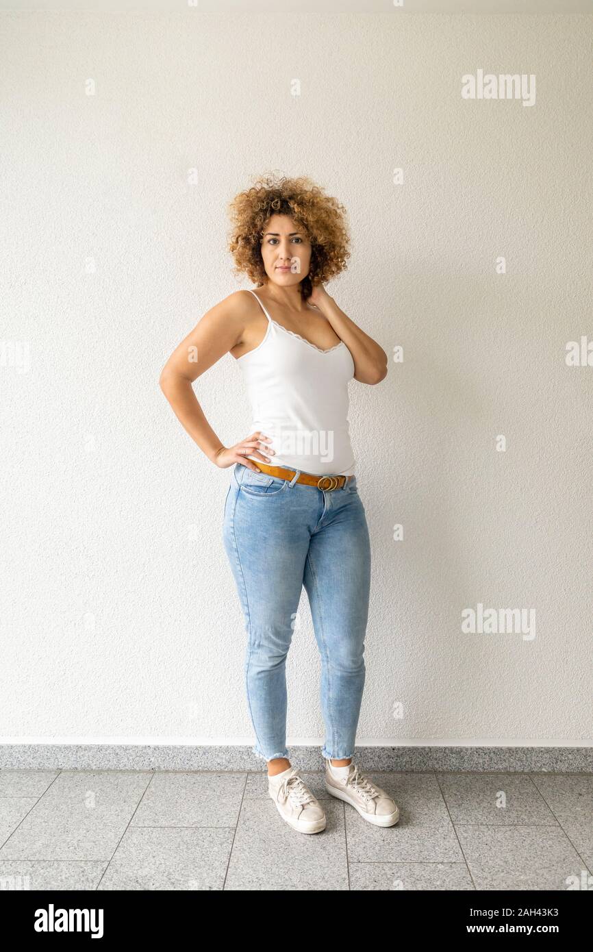 Mitte der erwachsenen Frau in Jeans Stockfoto