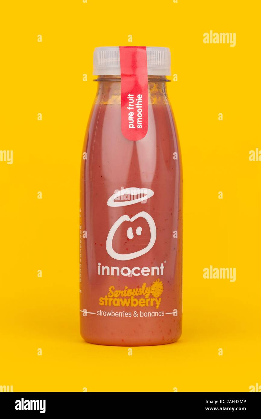 Eine Flasche unschuldige Ernst Erdbeere Smoothie trinken Schuß auf einen gelben Hintergrund. Stockfoto